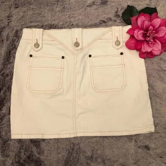 Express white denim mini skirt w/ buttons 5/6 - Picture 5 of 9